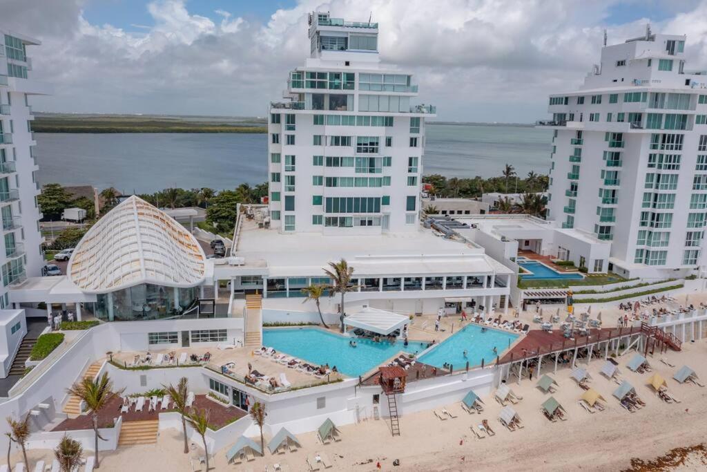 Exclusive On The Beach, Minimalist, Gym, Pool, Jacuzzi, Balcony Apartment