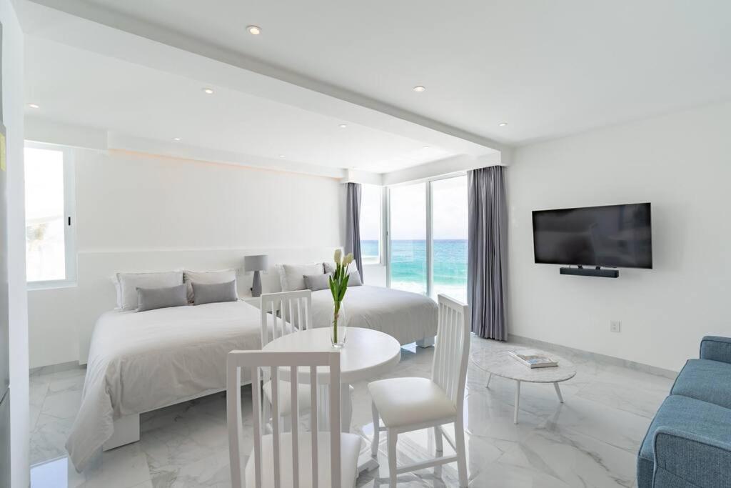 Exclusive On The Beach, Minimalist, Gym, Pool, Jacuzzi, Balcony Apartment *