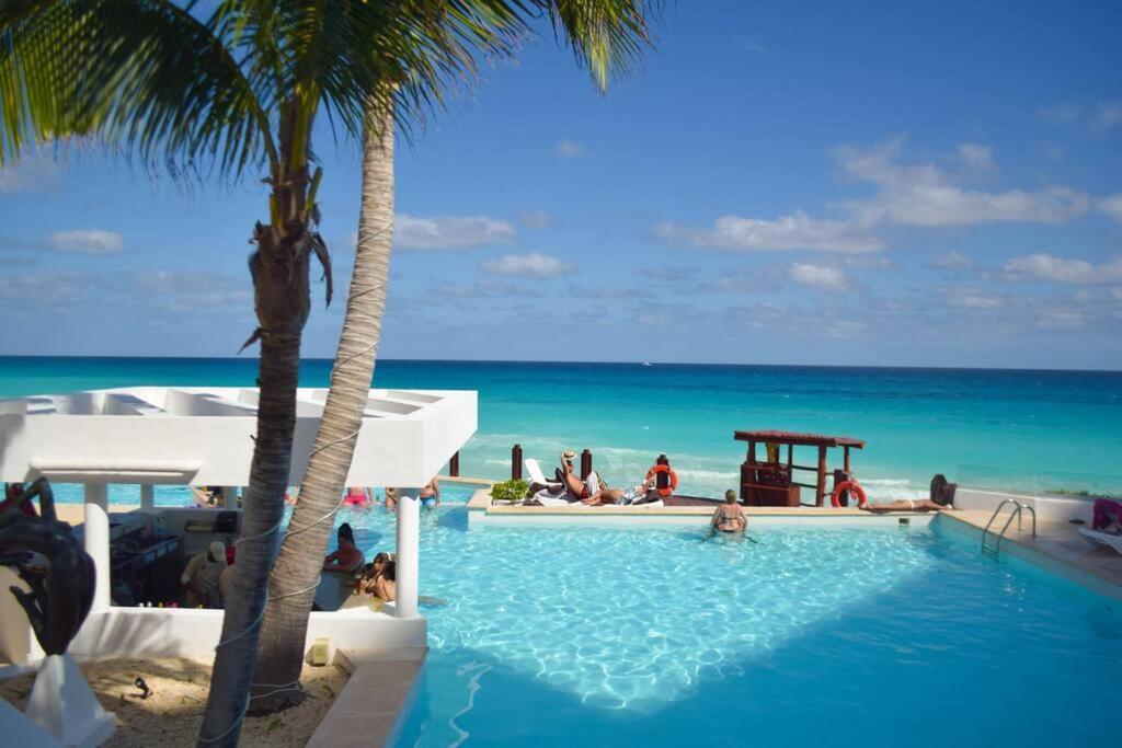 Exclusive On The Beach, Minimalist, Gym, Pool, Jacuzzi, Balcony Apartment *