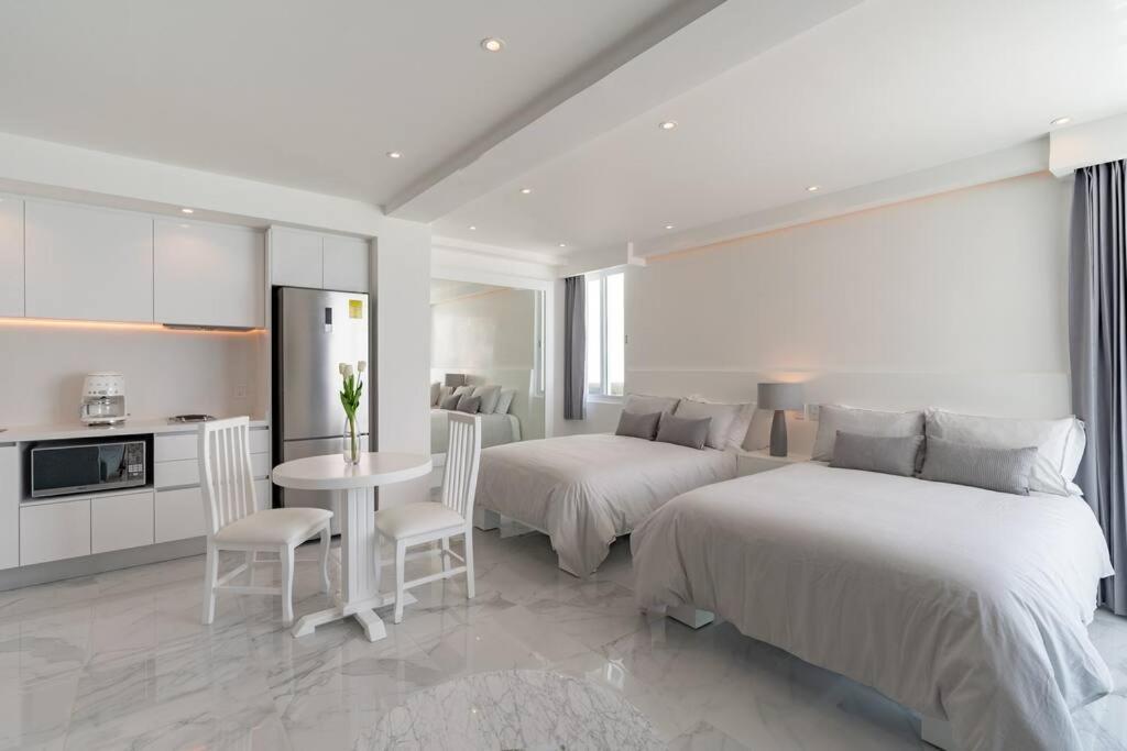 Exclusive On The Beach, Minimalist, Gym, Pool, Jacuzzi, Balcony
