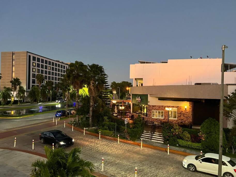 2 Bedroom Condo, Pool, Great Wifi & Tvs Cancún