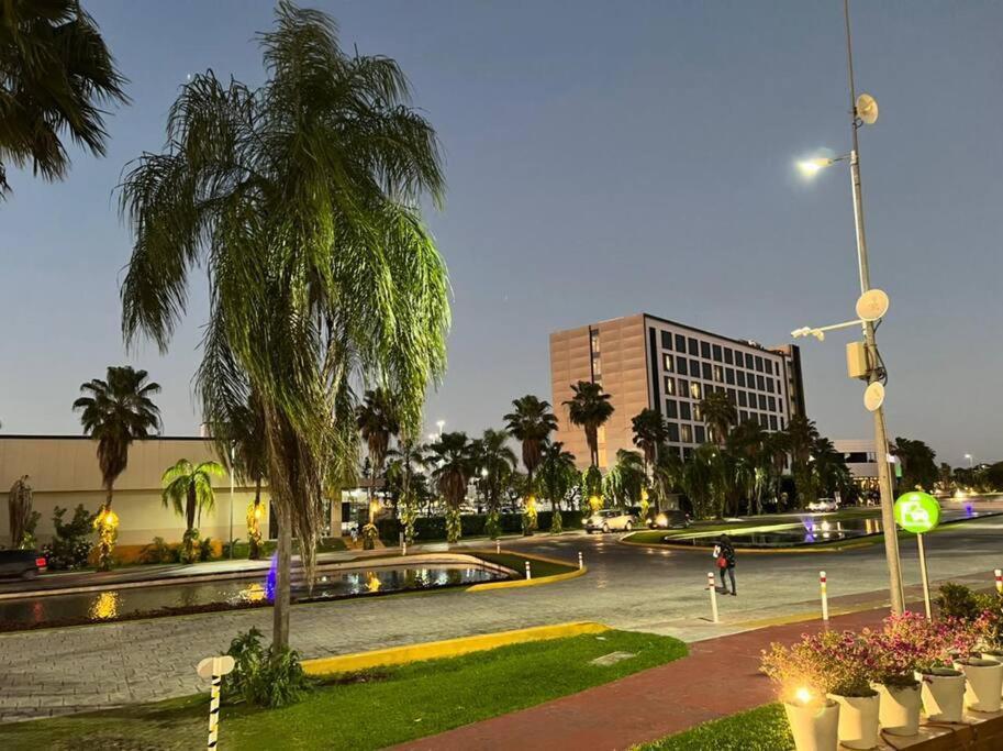 2 Bedroom Condo, Pool, Great Wifi & Tvs *