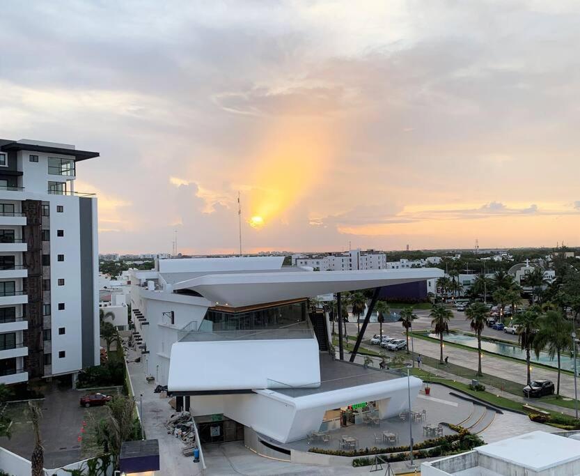 2 Bedroom Condo, Pool, Great Wifi & Tvs *