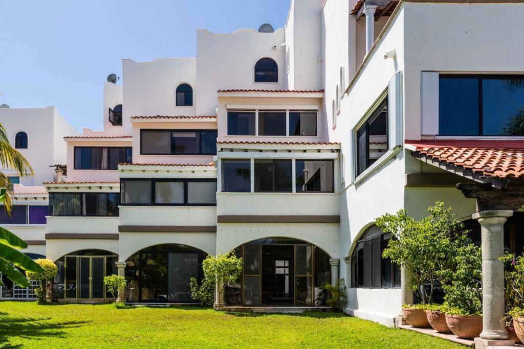 Charming Lagoon Front By Casa Paraiso Villa