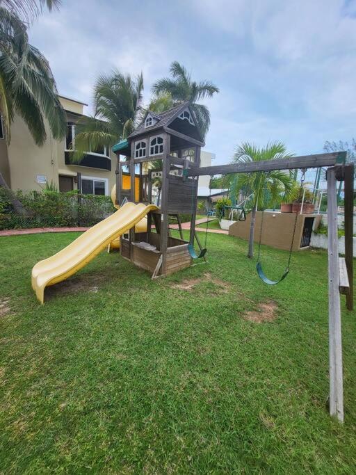 3 House At Side Of The Lagoon