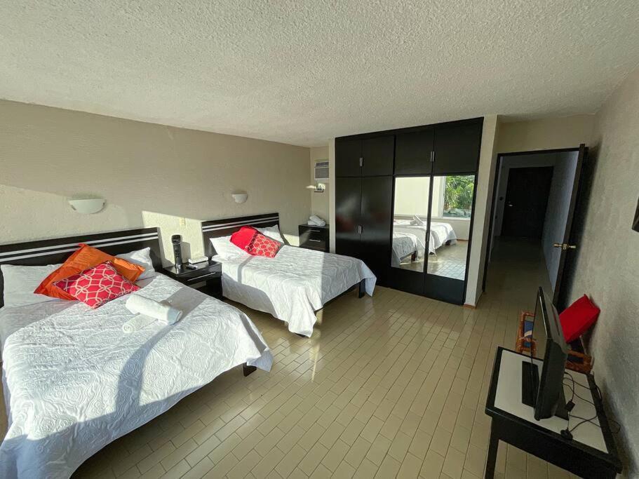 Neat Beachfront At Brisas Apartamento