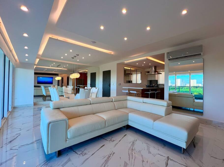 Luxury 3br •