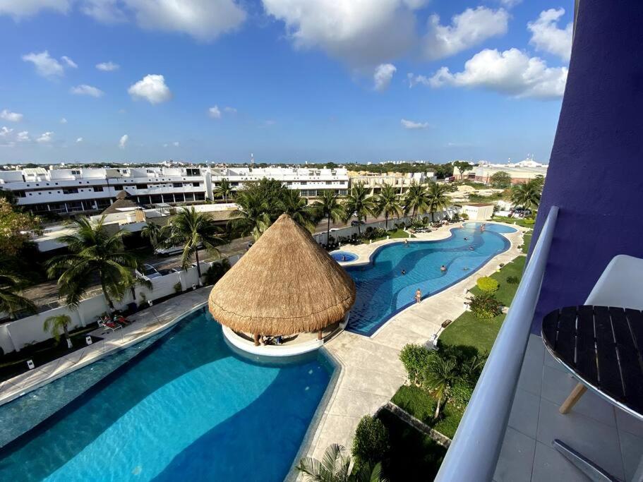 & Office Pool Apartment *