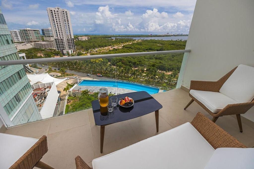 *new* Ocean & Lagoon View Next To Plaza Las Americas! Apartment