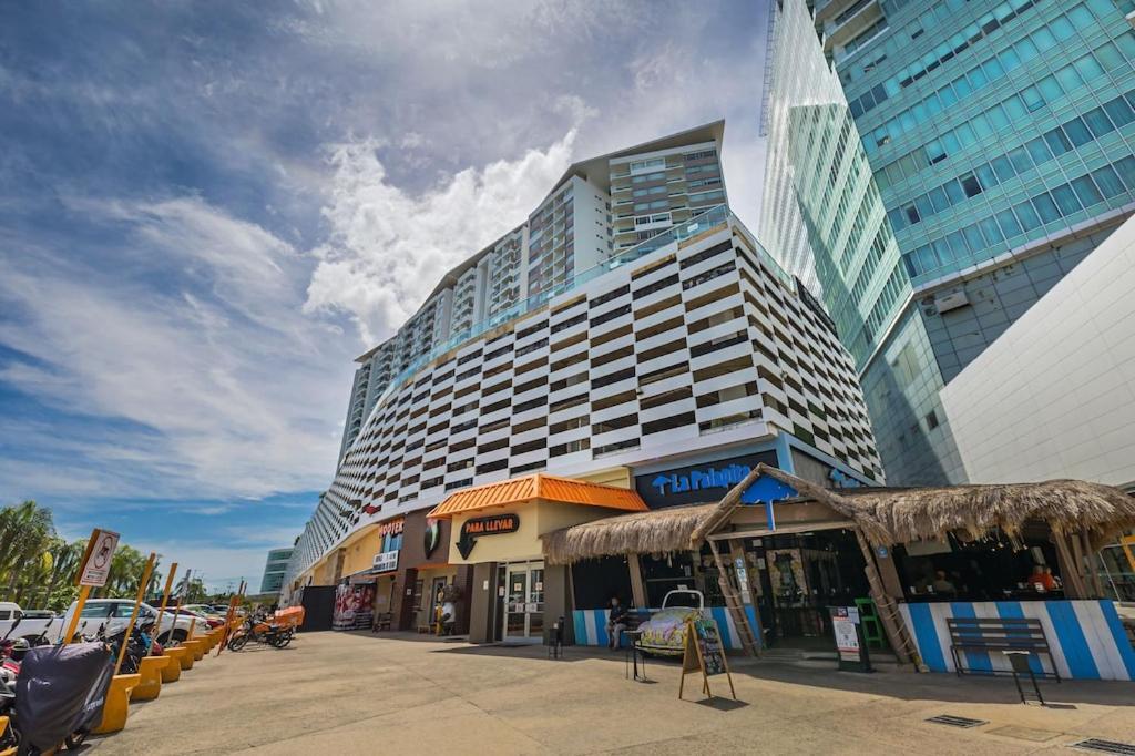 *new* Ocean & Lagoon View Next To Plaza Las Americas! Apartment