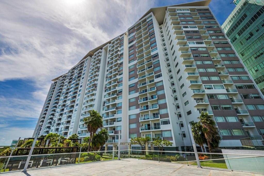 Apartment *new* Ocean & Lagoon View Next To Plaza Las Americas! Cancun