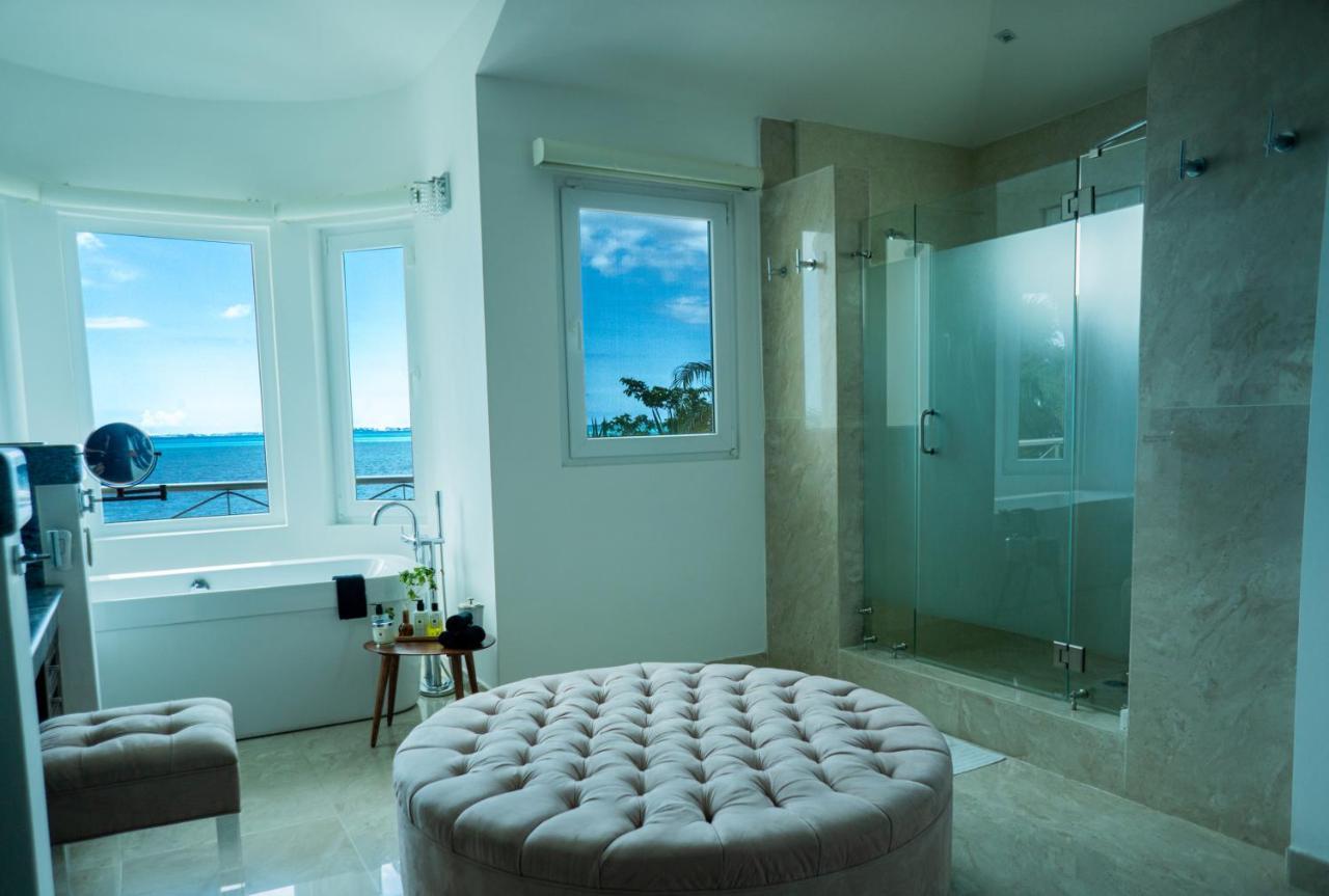 Exclusive Beachfront Luxury Villa, Private Gym, Personalized 5 Star-service, Direct Access *