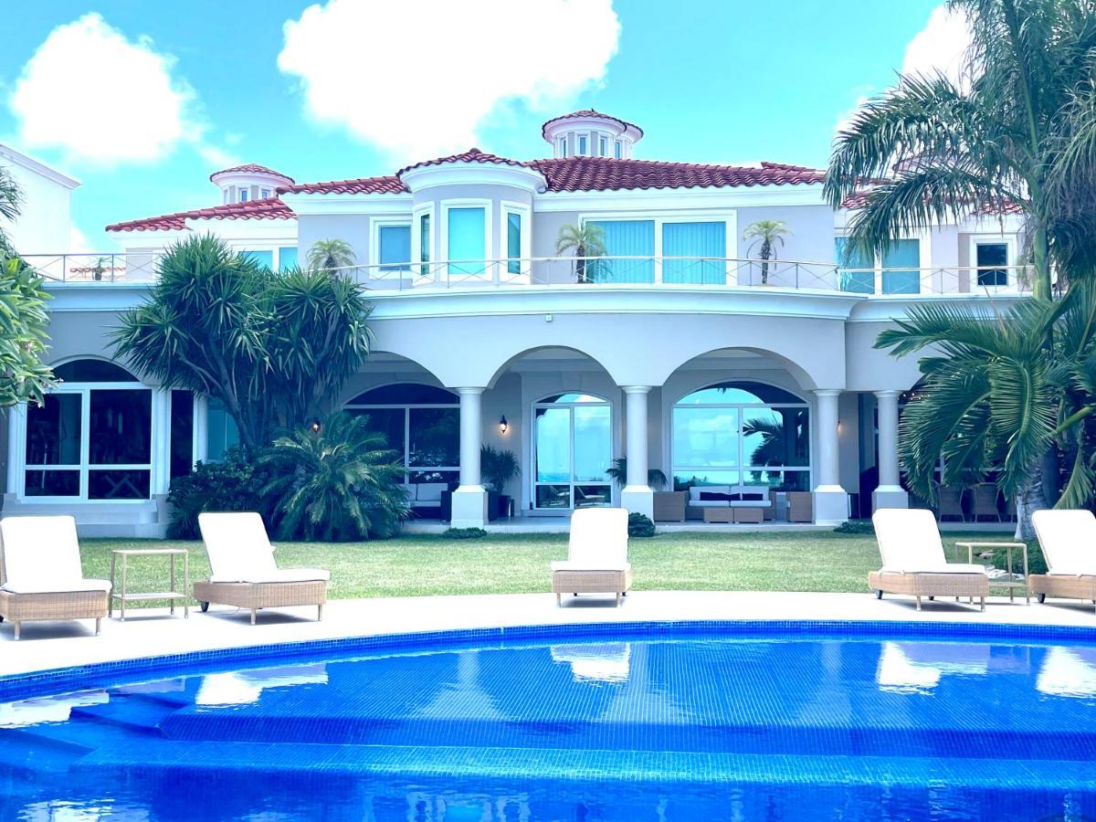 Exclusive Beachfront Luxury Villa, Private Gym, Personalized 5 Star-service, Direct Access Villa Cancún