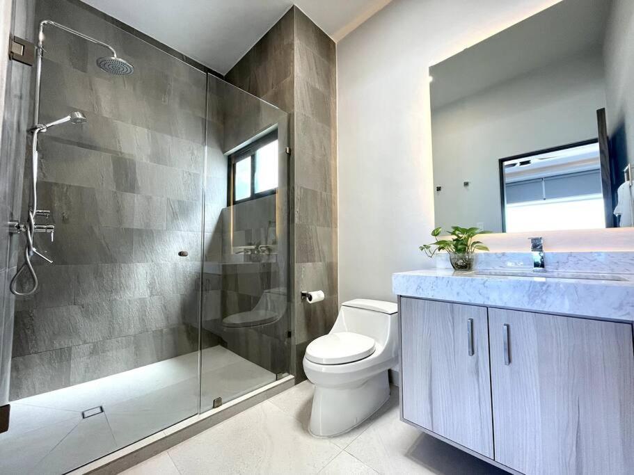 Сasa de vacaciones 6br Modern Oceanfront With Infinity Pool By Solmar *