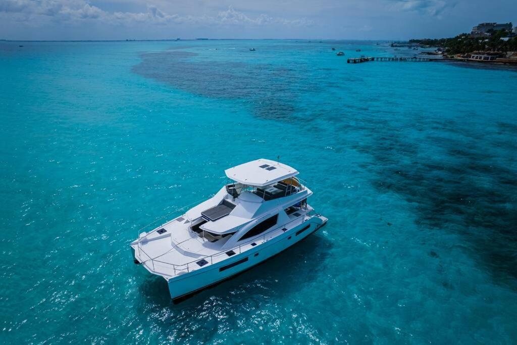 Luxury Yacht With Private Island Hotel en barco