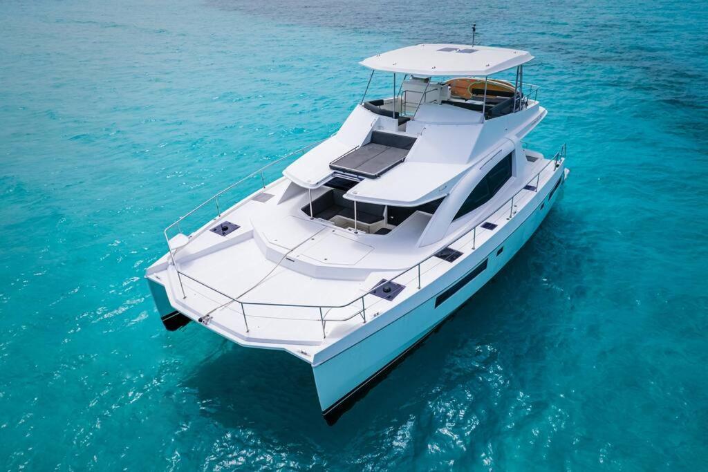 Hotel en barco Luxury Yacht With Private Island Cancún