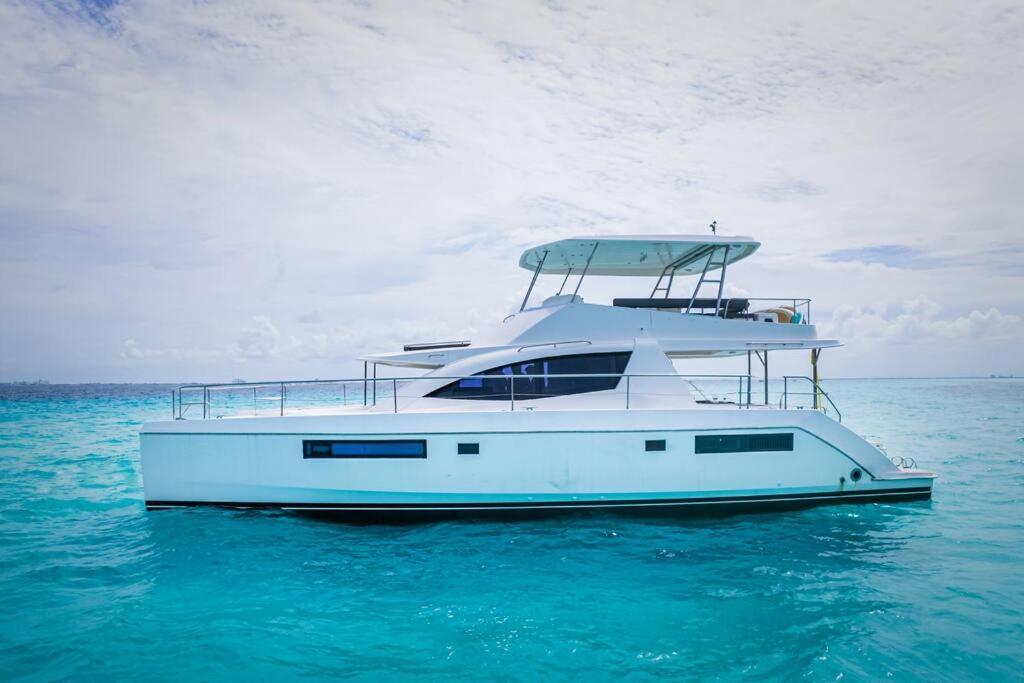 Luxury Yacht With Private Island Hotel en barco Cancún