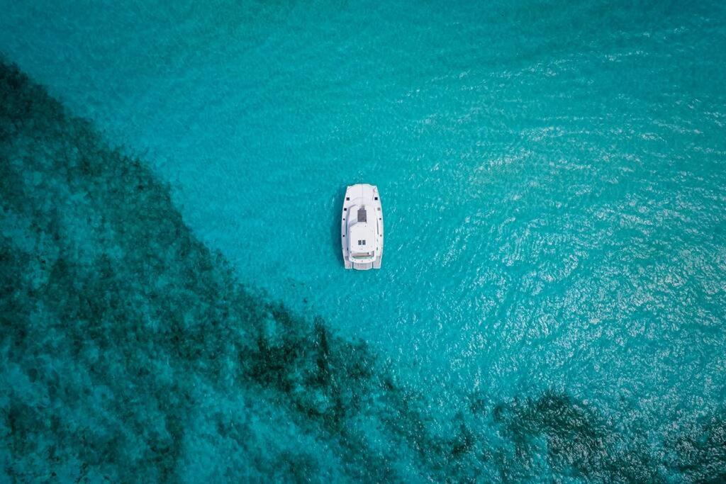 Luxury Yacht With Private Island Hotel en barco