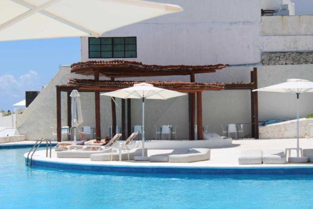 Beachfront With Ocean View Apartamento Cancún