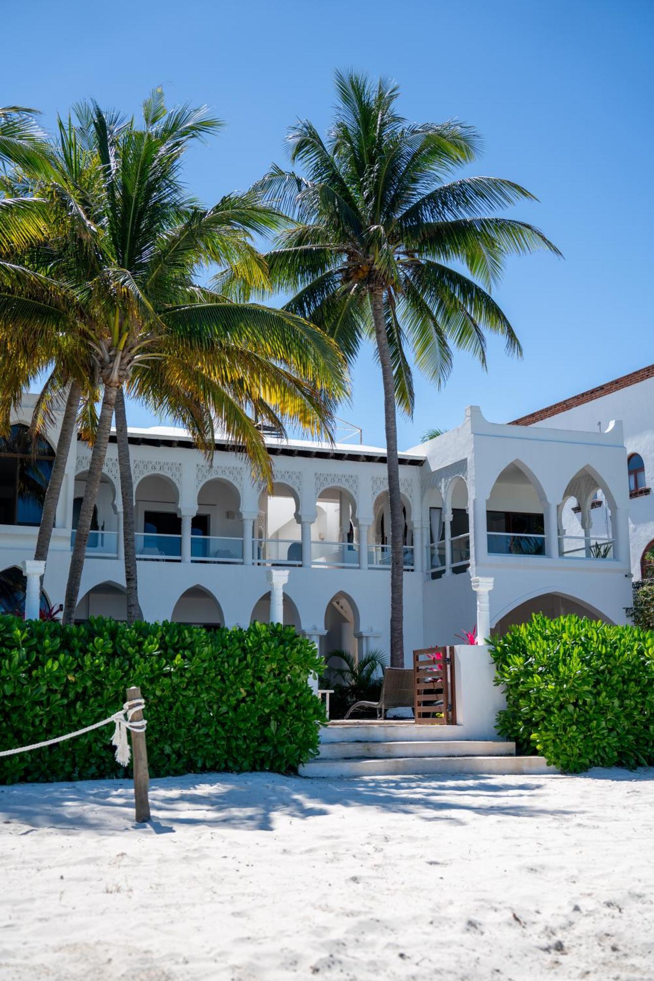 Unique 5br Beachfront W/ Private Pool! Villa