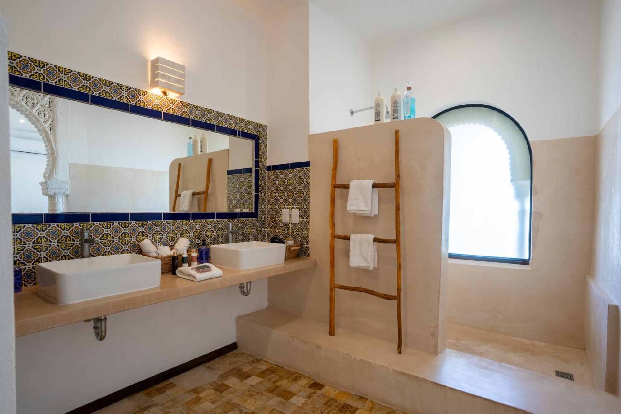 Unique 5br Beachfront W/ Private Pool! * Cancún