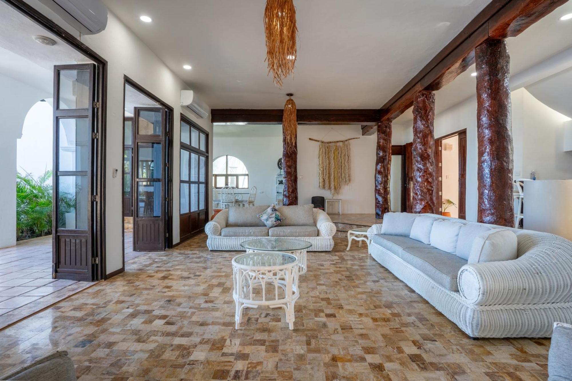 Unique 5br Beachfront W/ Private Pool! Villa