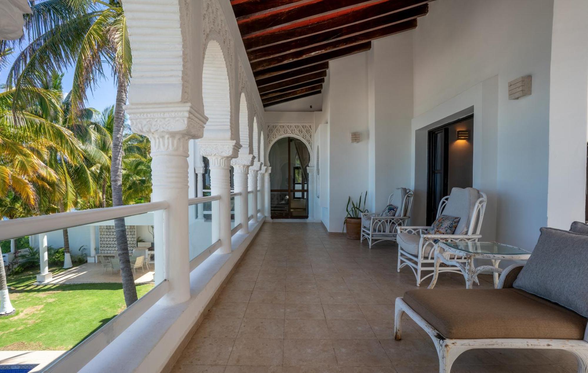 Unique 5br Beachfront W/ Private Pool! Villa Cancún