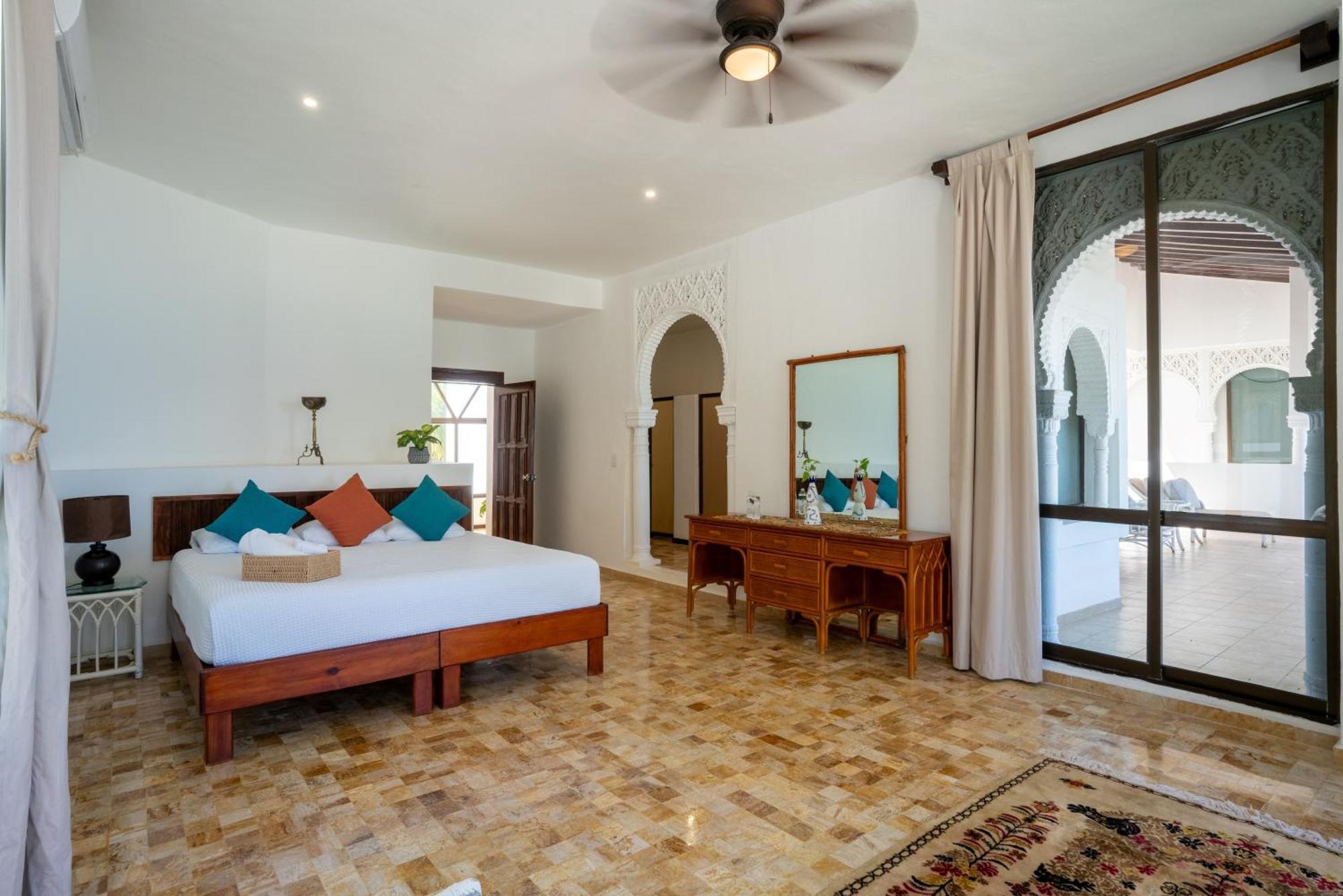 Unique 5br Beachfront W/ Private Pool! Cancún
