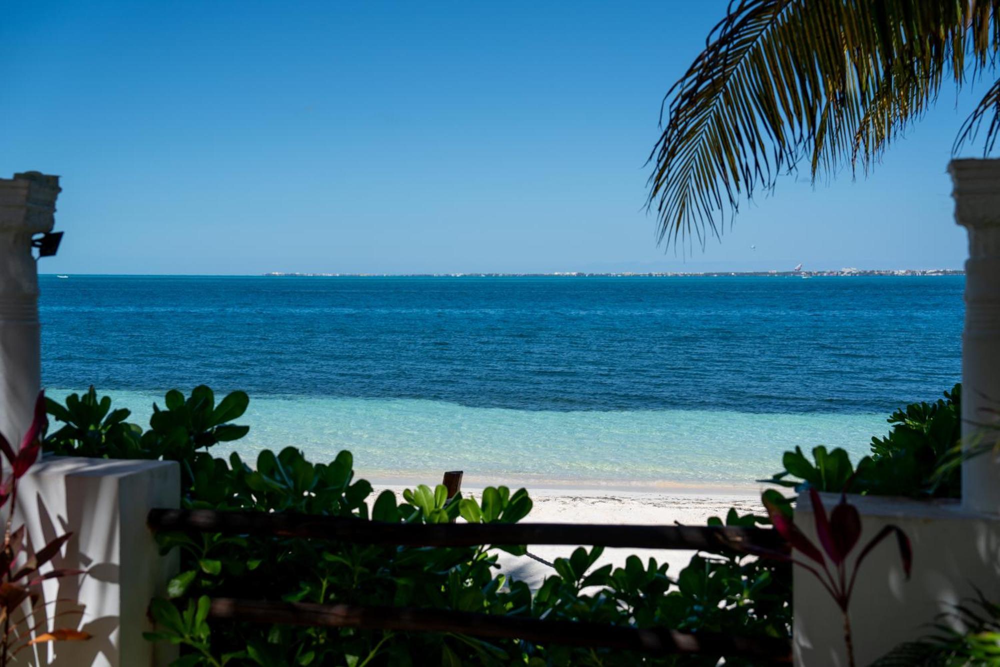 Villa Unique 5br Beachfront W/ Private Pool!
