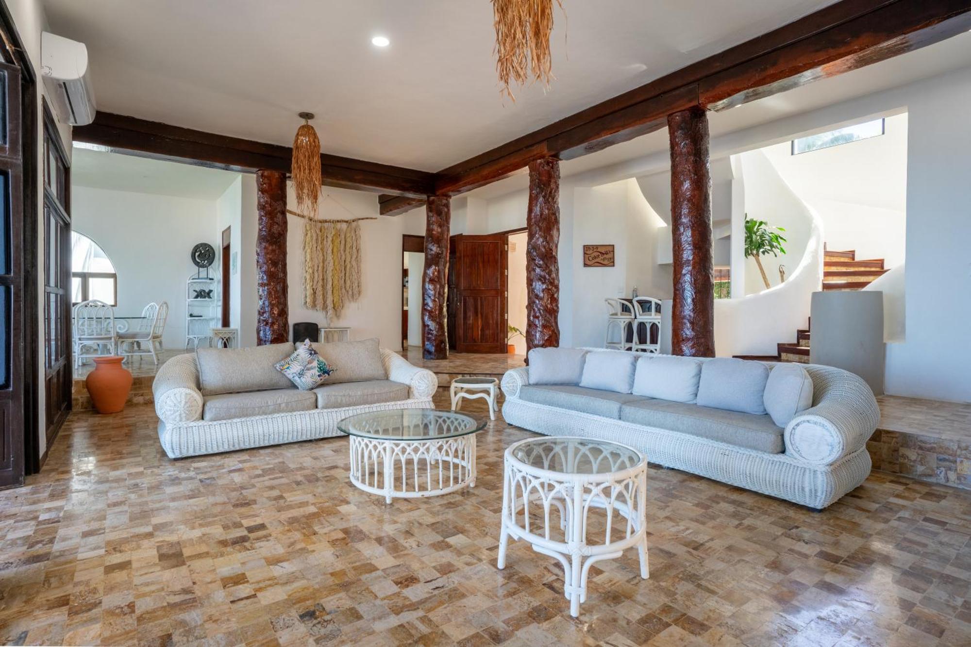 Villa Unique 5br Beachfront W/ Private Pool! *