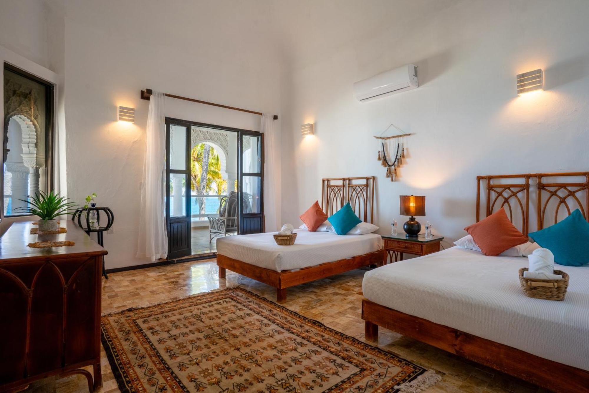 Unique 5br Beachfront W/ Private Pool! *