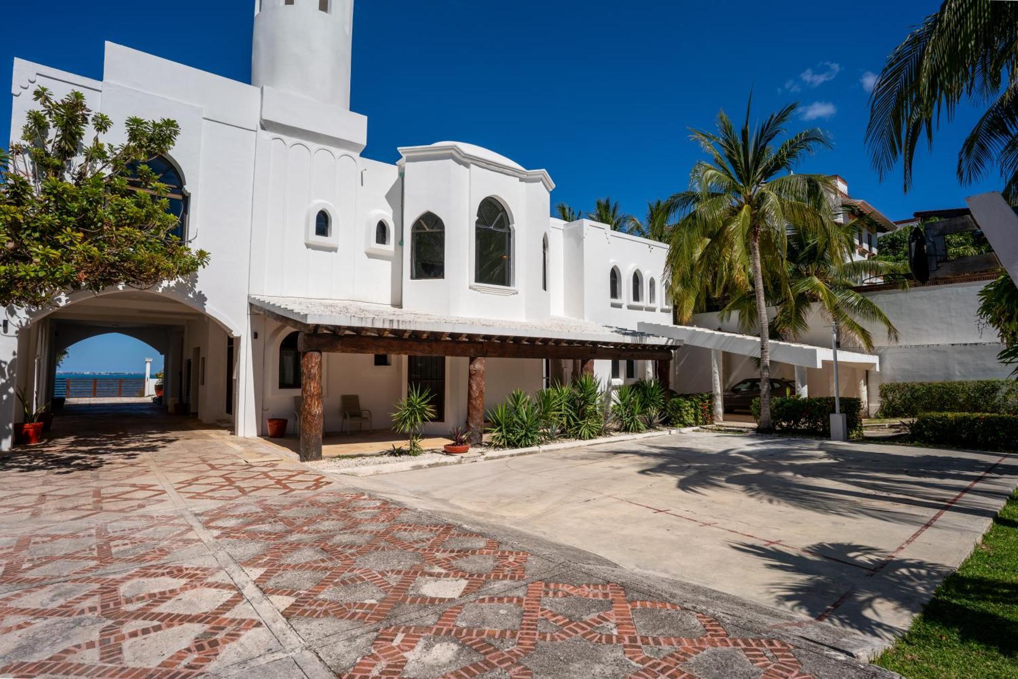 Unique 5br Beachfront W/ Private Pool!