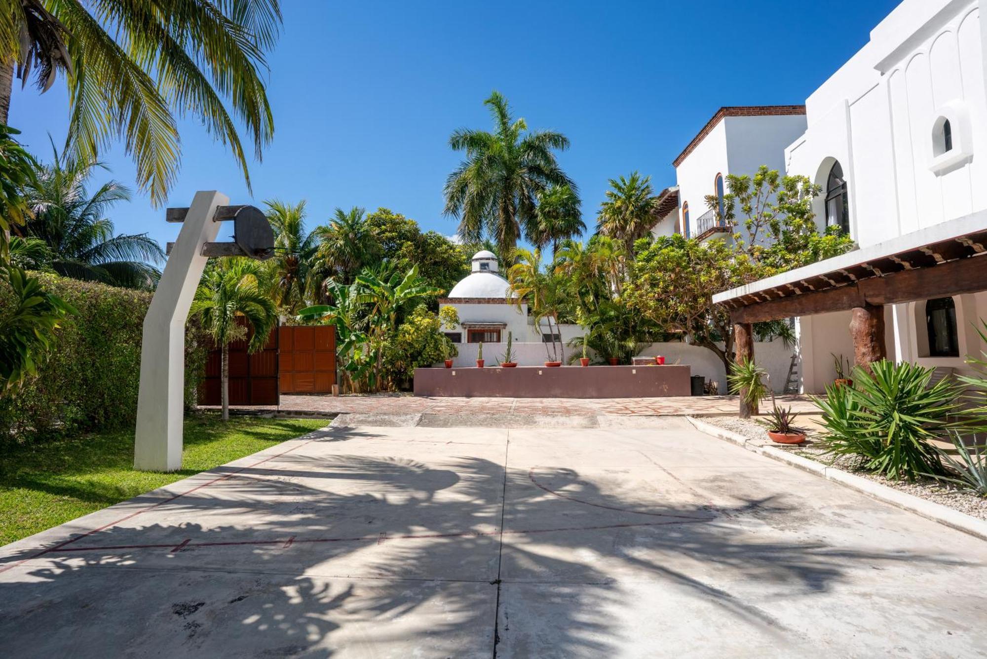 Unique 5br Beachfront W/ Private Pool! *