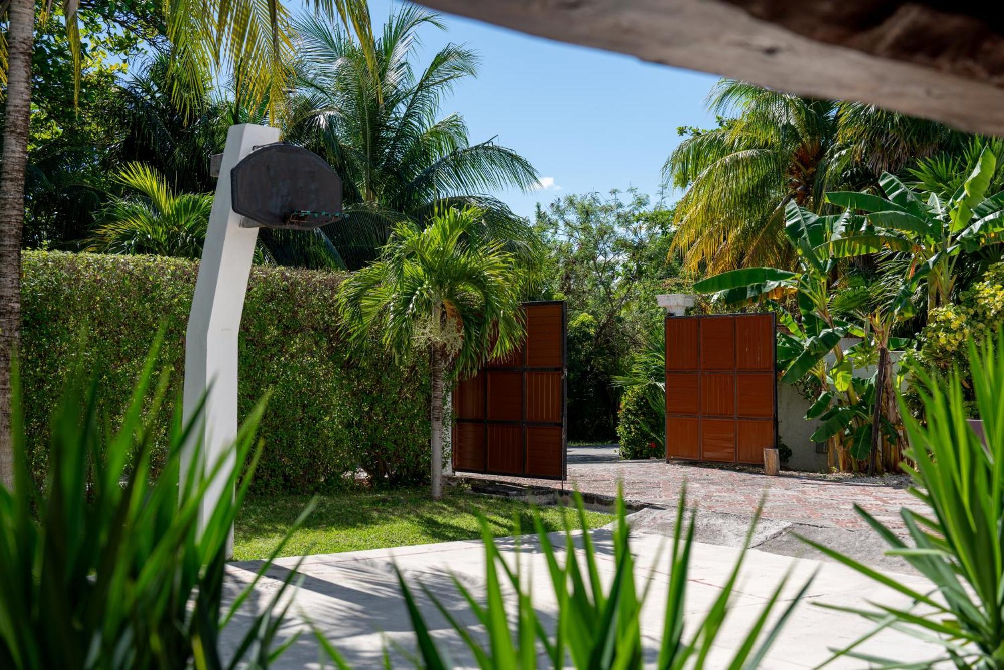 Unique 5br Beachfront W/ Private Pool! *