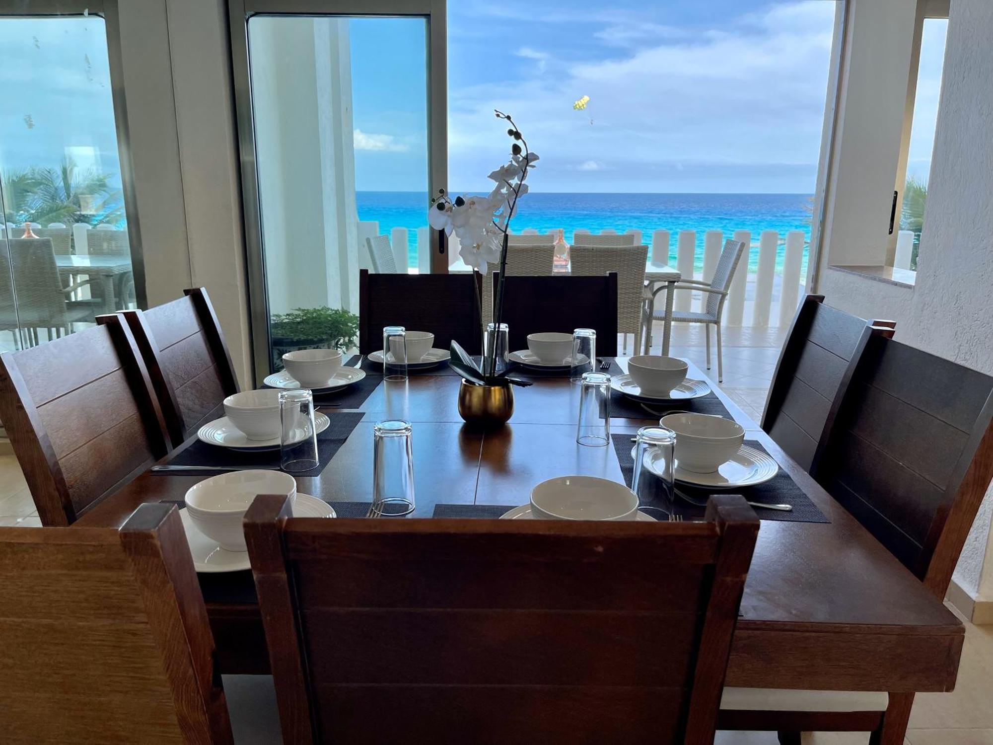 Beachfront With Pool & Stunning Views Cancún