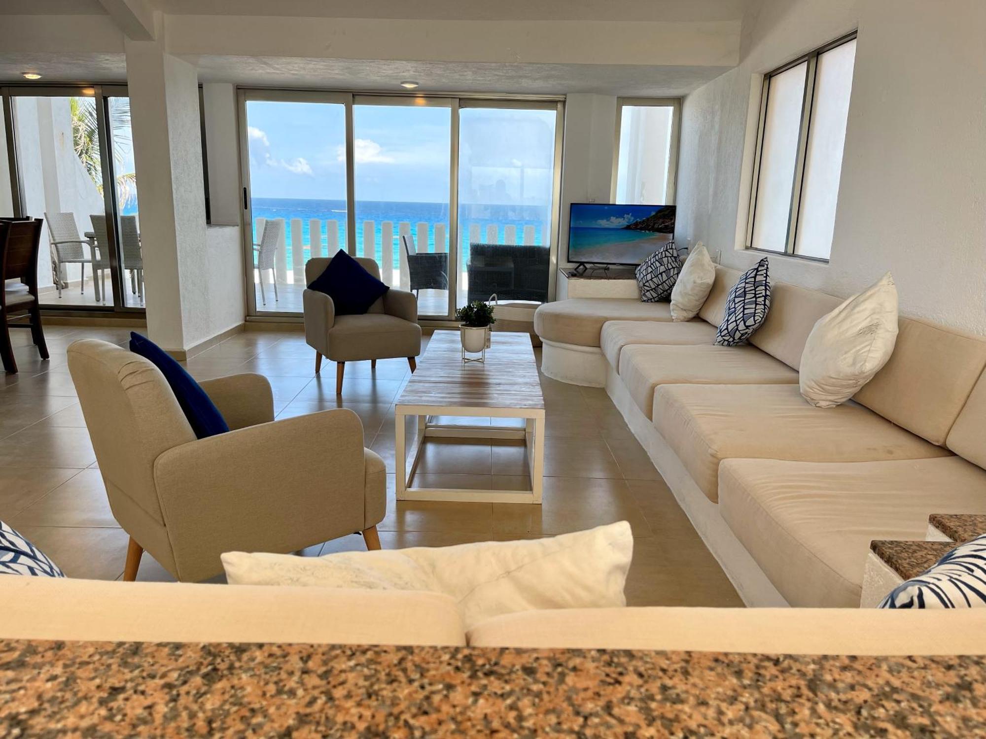 Beachfront With Pool & Stunning Views Сasa de vacaciones *