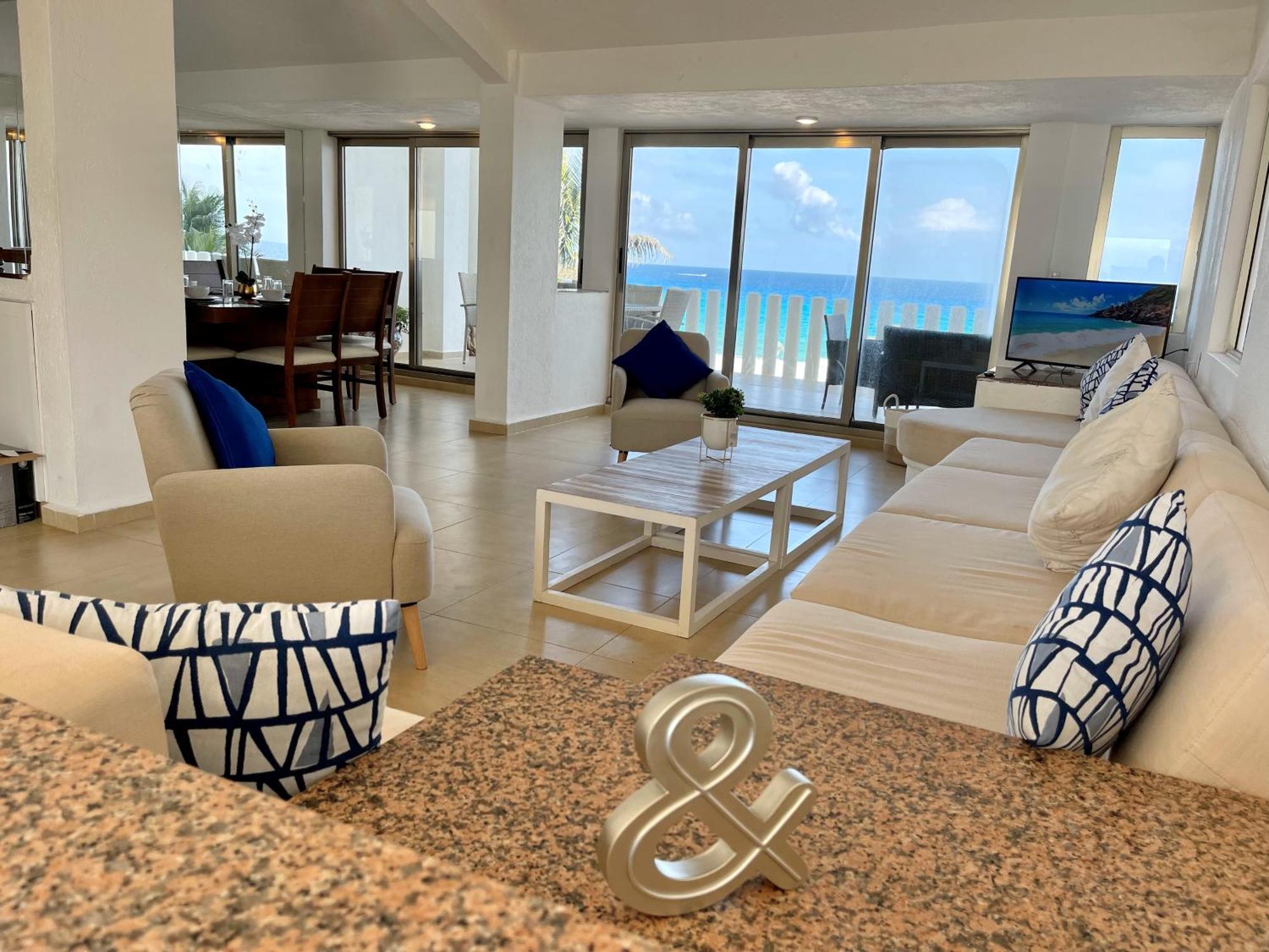 Beachfront With Pool & Stunning Views Сasa de vacaciones *