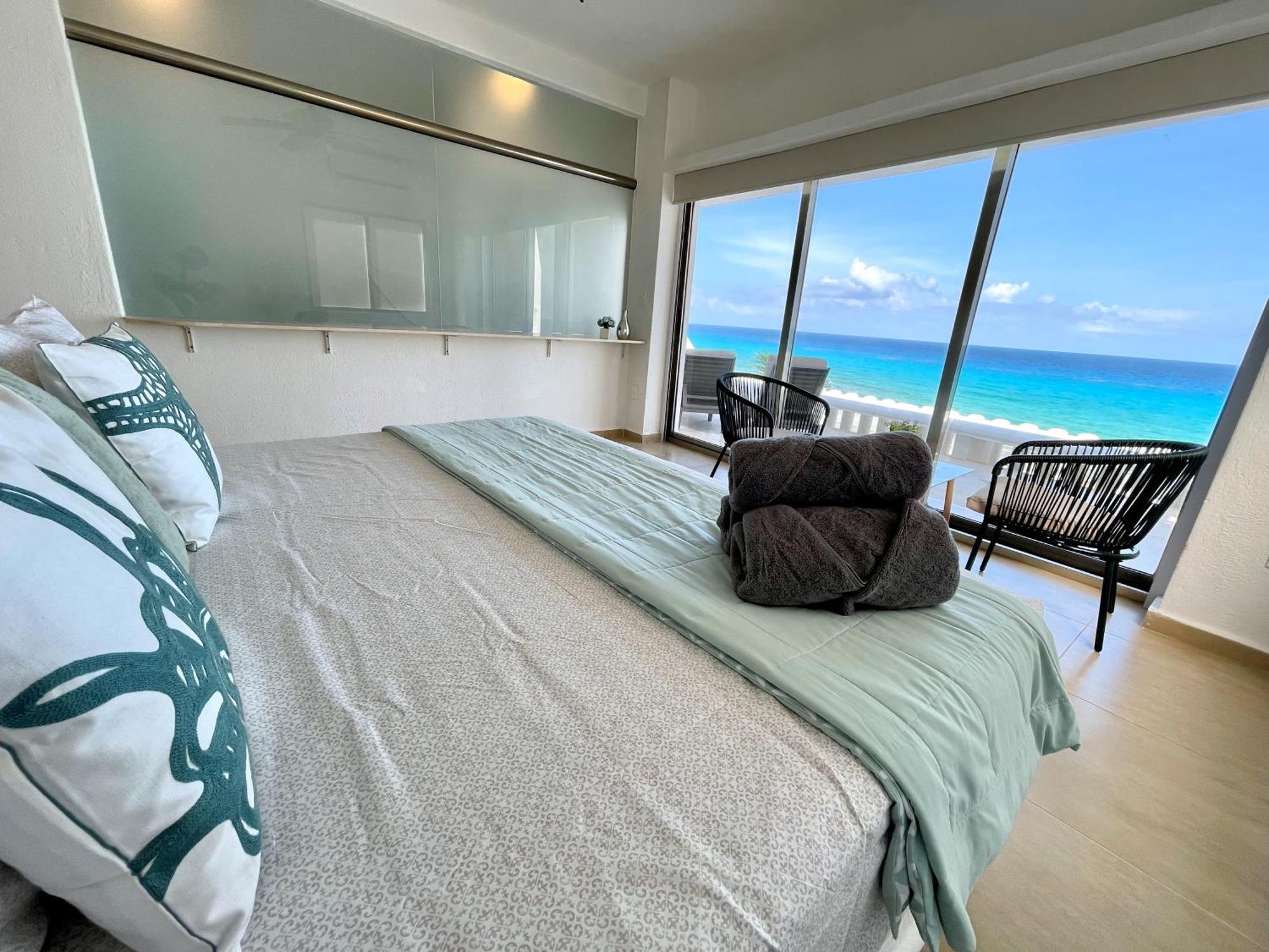 Beachfront With Pool & Stunning Views Cancún