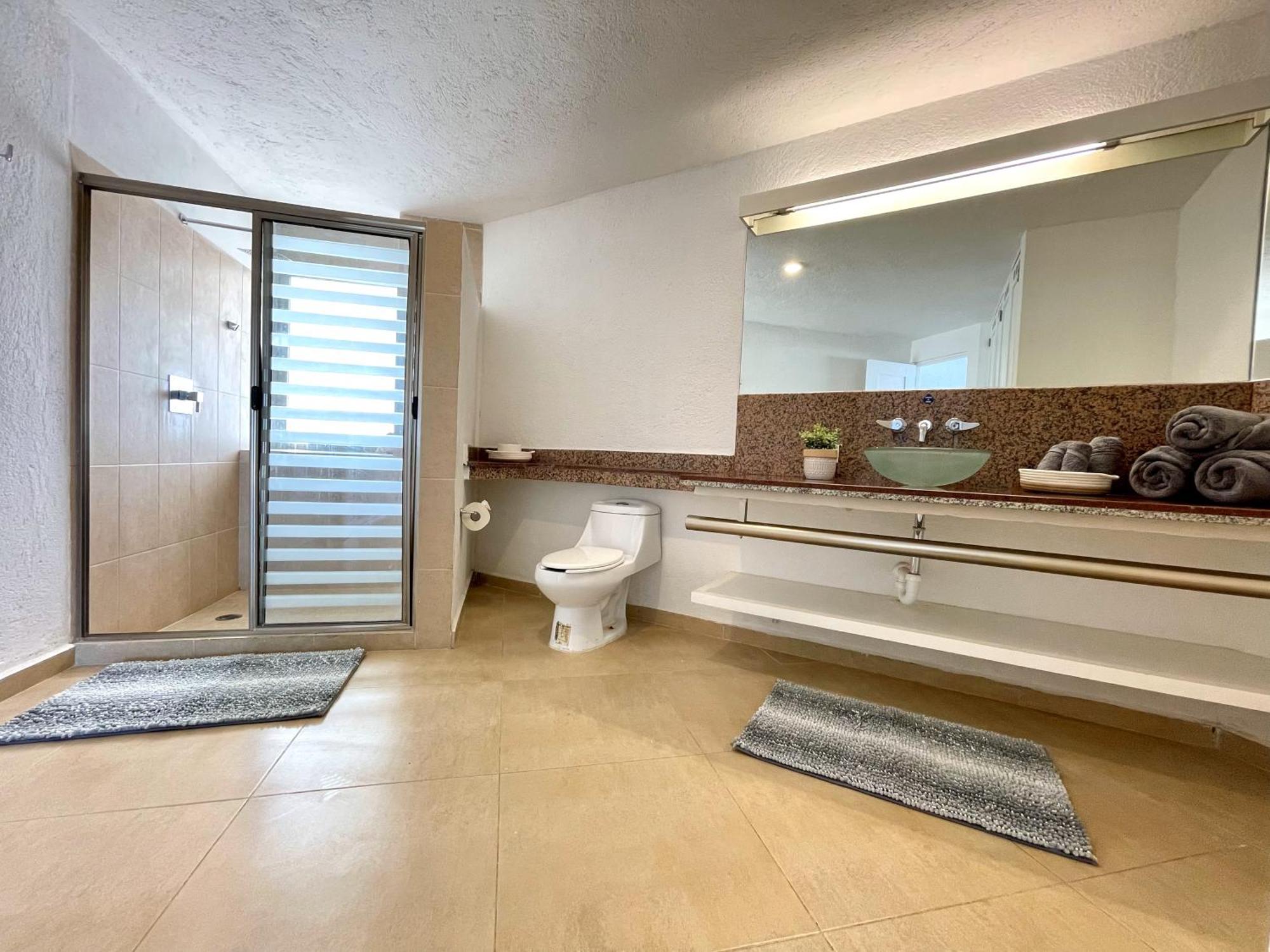 Beachfront With Pool & Stunning Views Сasa de vacaciones