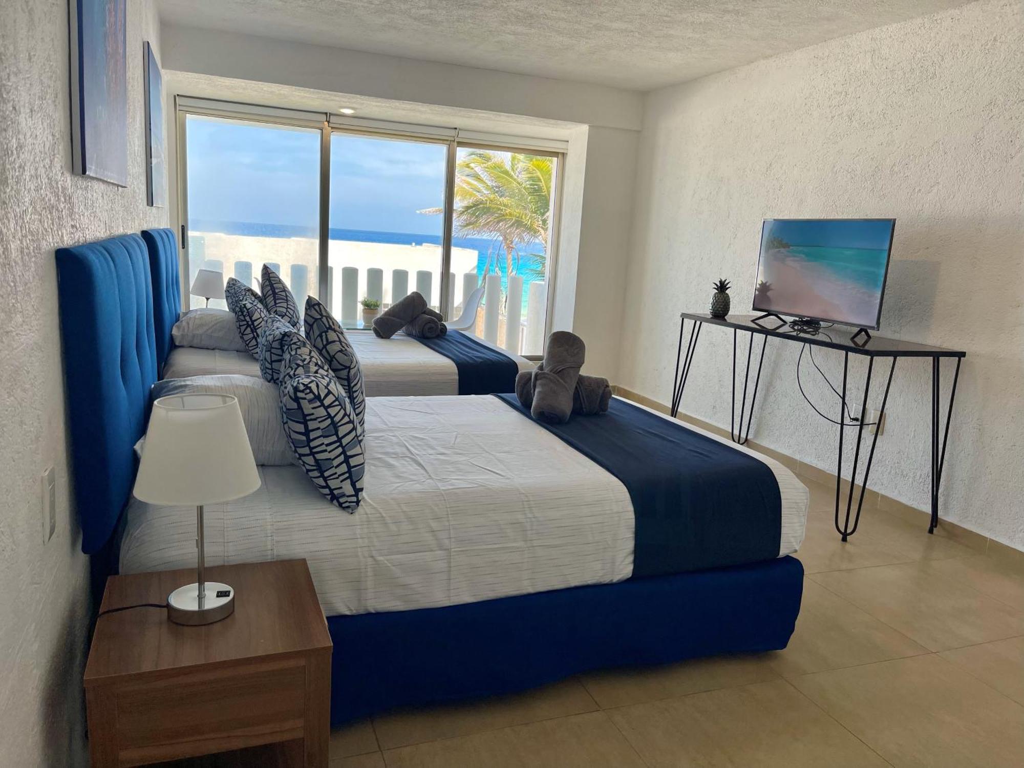 Beachfront With Pool & Stunning Views Cancún