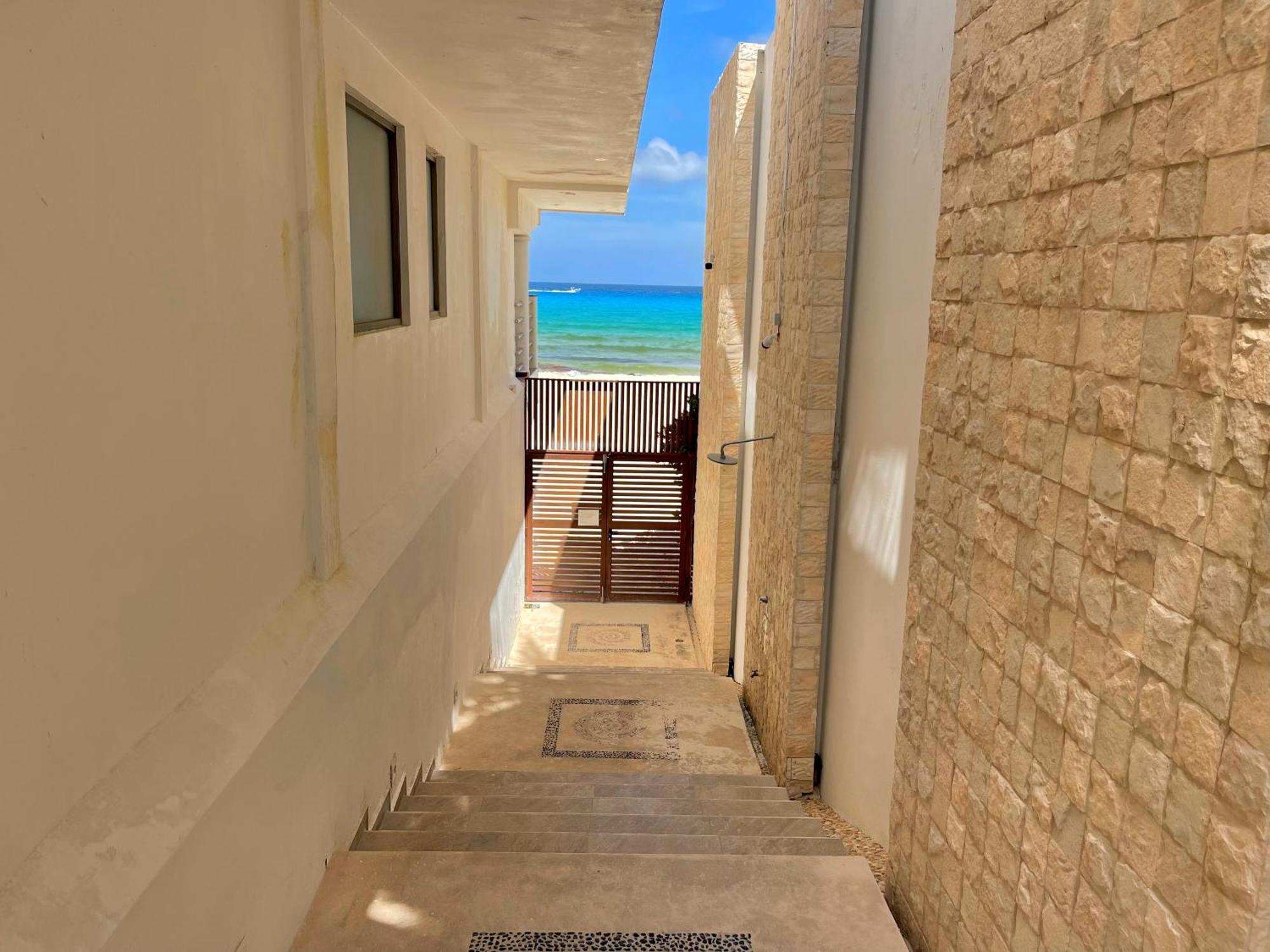 Beachfront With Pool & Stunning Views Cancún