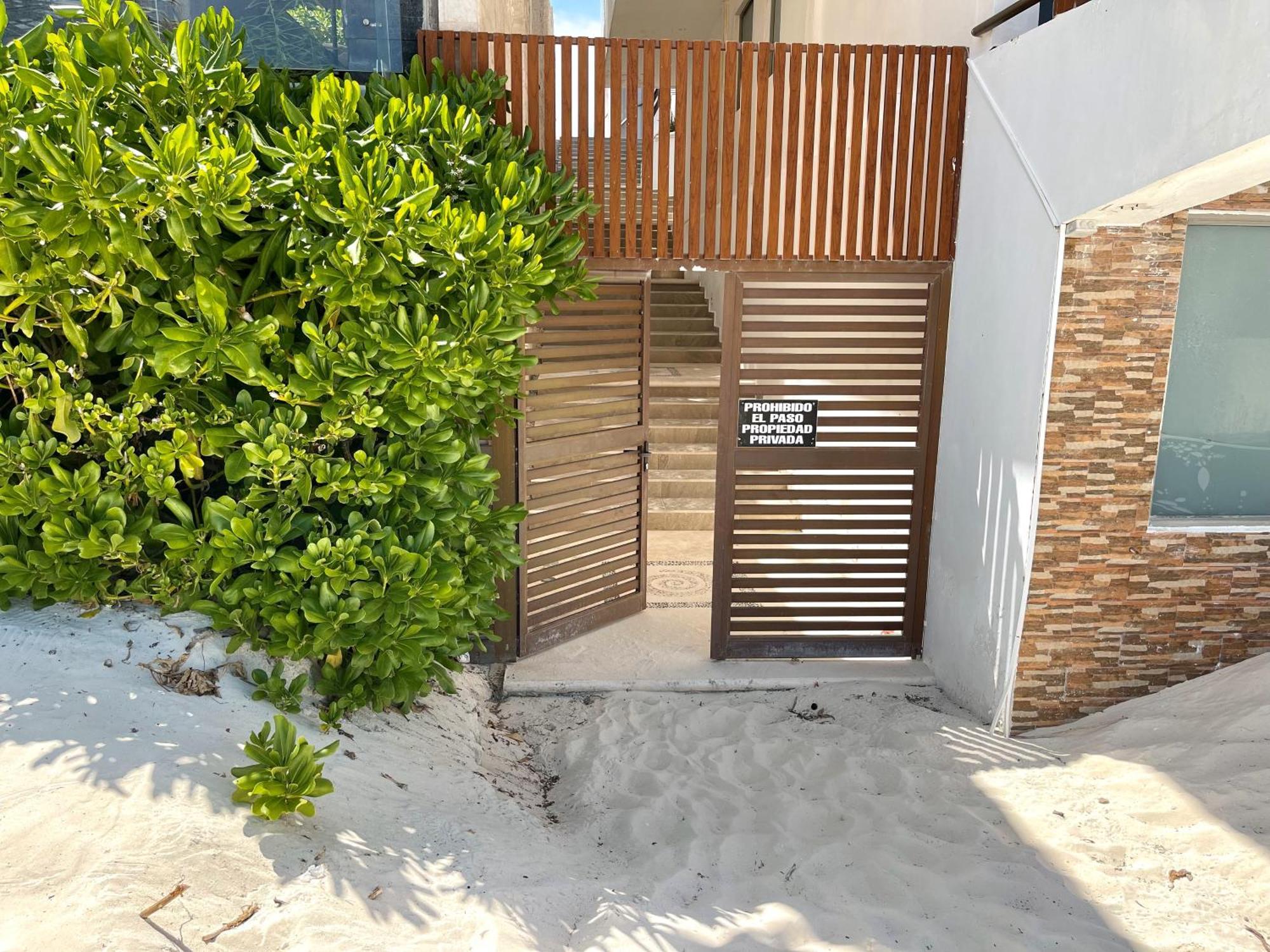 Beachfront With Pool & Stunning Views Сasa de vacaciones Cancún