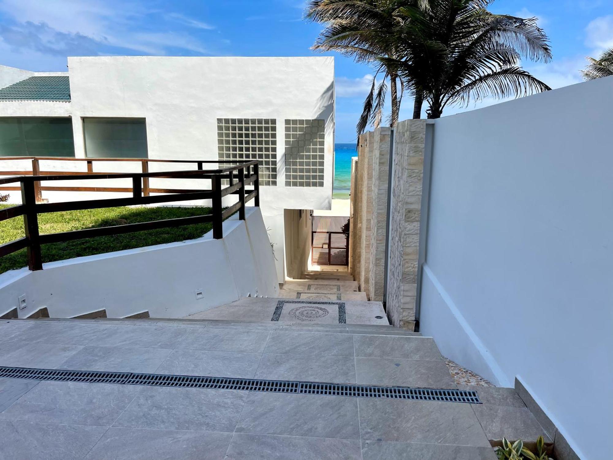 Beachfront With Pool & Stunning Views Cancún