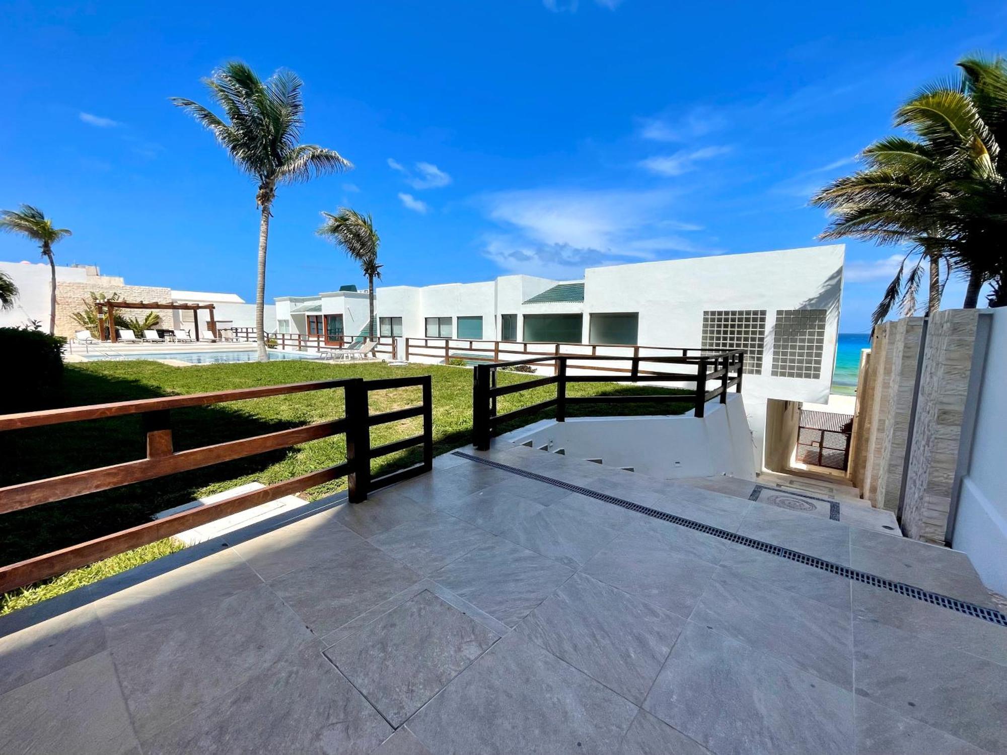 Beachfront With Pool & Stunning Views Сasa de vacaciones