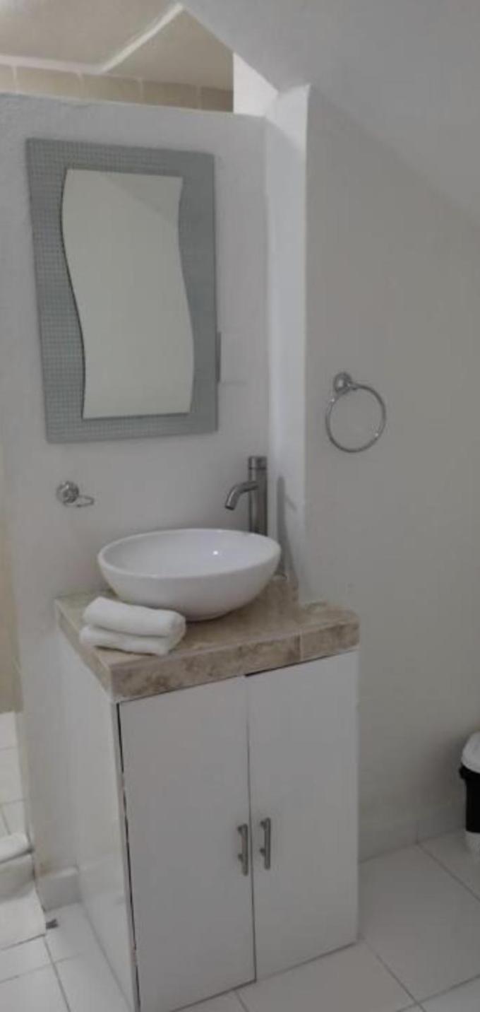 Caribbean Turquoise With Access To The Apartment