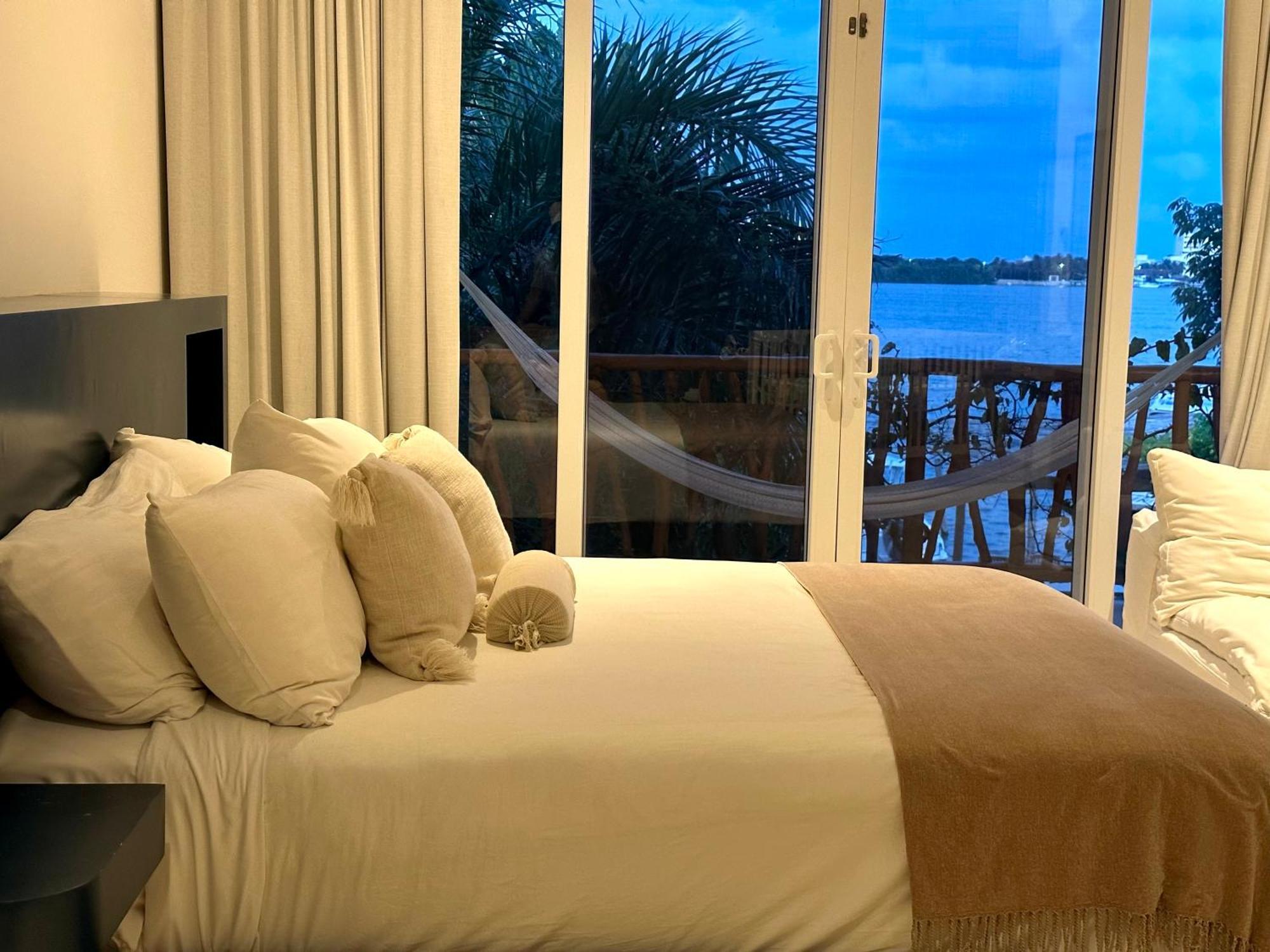 Villa 4br Lakefront With Private Pool By Solmar
