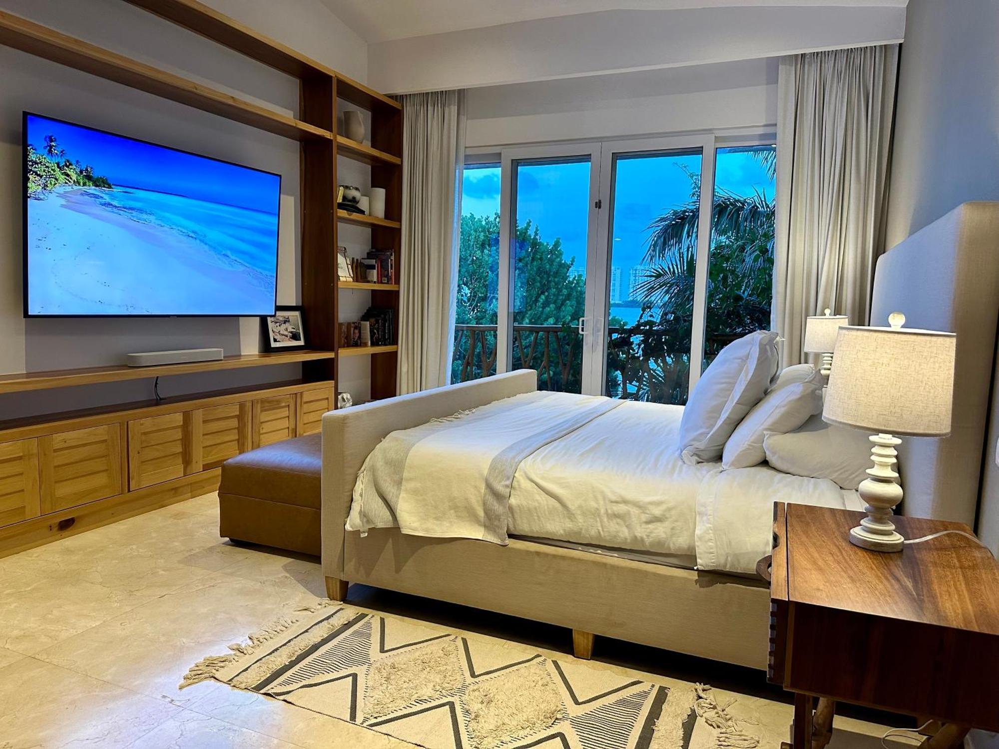 4br Lakefront With Private Pool By Solmar
