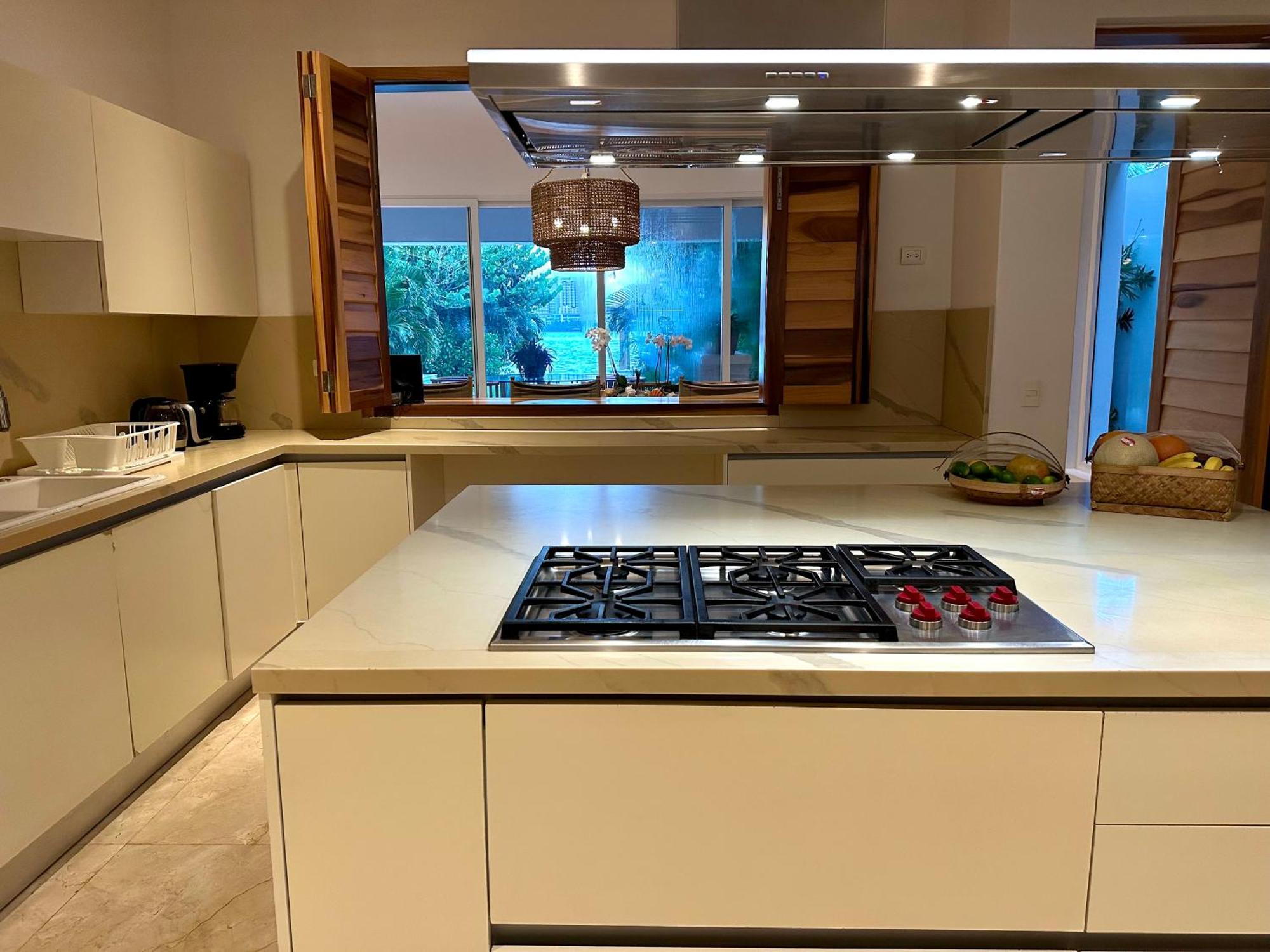 4br Lakefront With Private Pool By Solmar