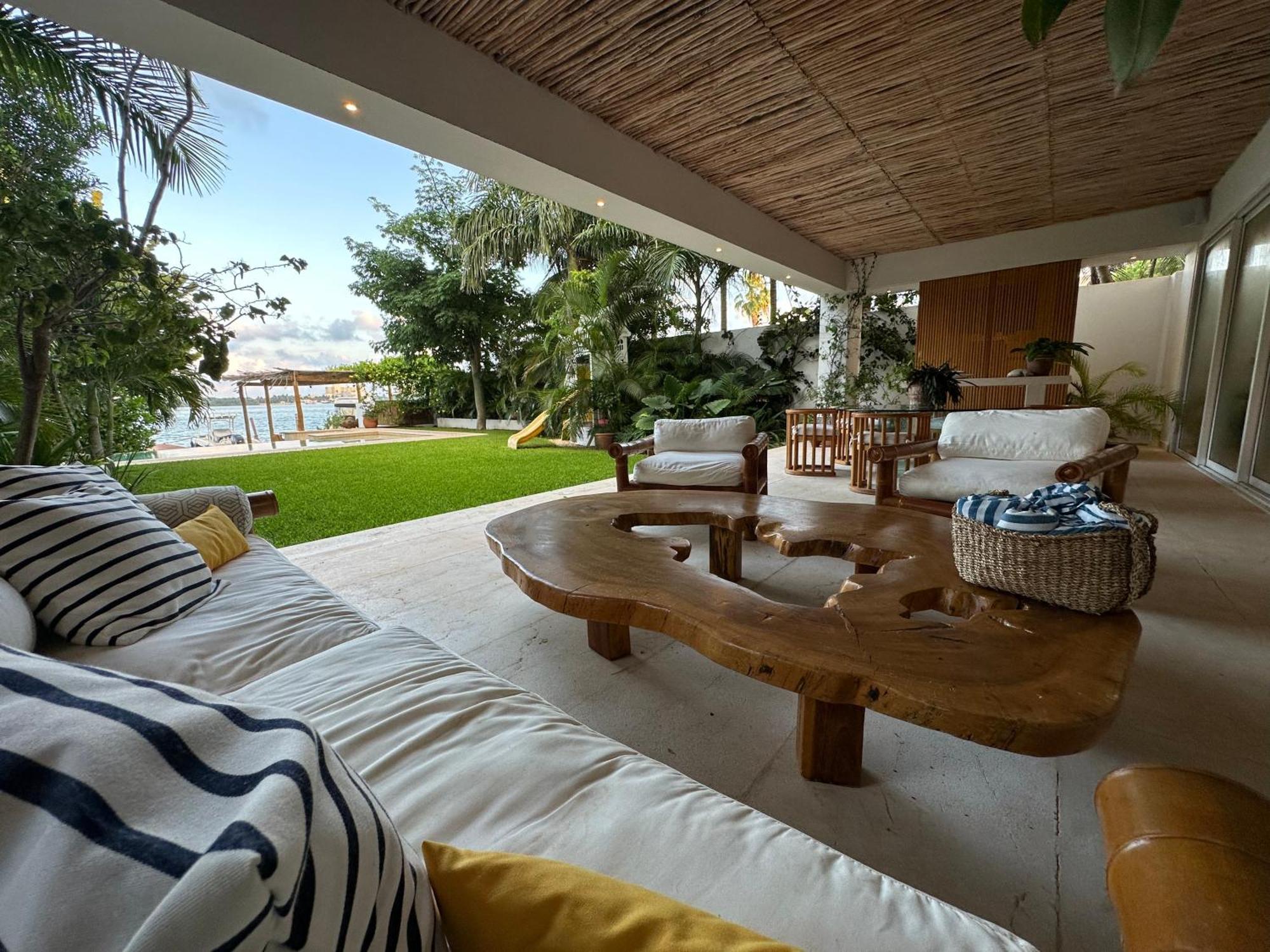 Villa 4br Lakefront With Private Pool By Solmar