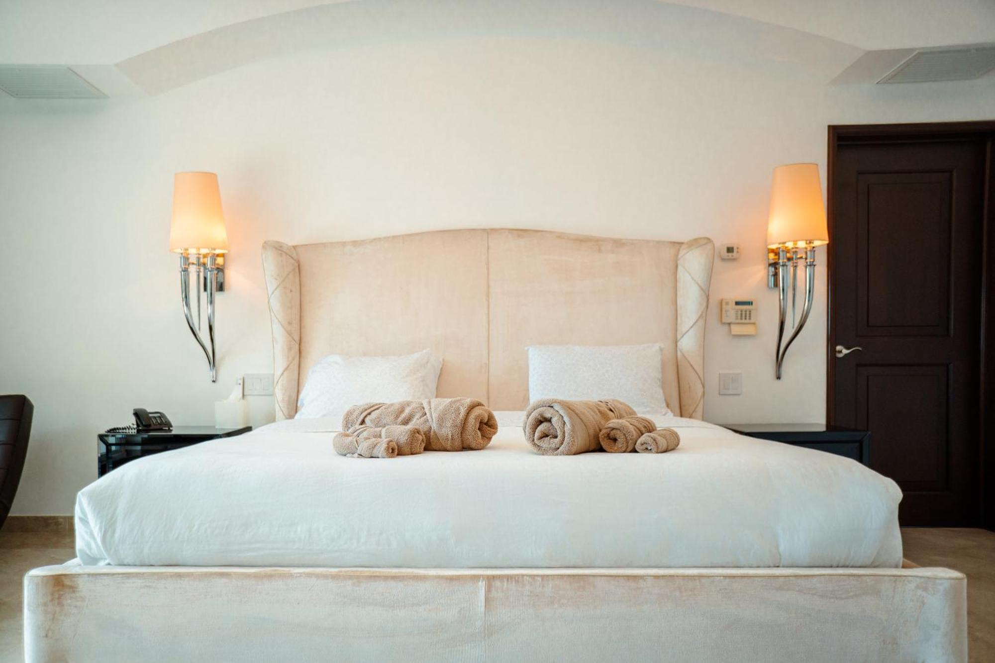 Exclusive Beachfront Luxury Villa, Private Gym, Personalized 5 Star-service, Direct Access *